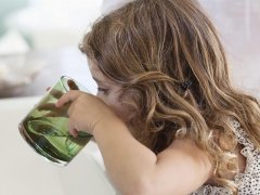 正值秋季，小孩子要多喝水拒絕含糖飲料